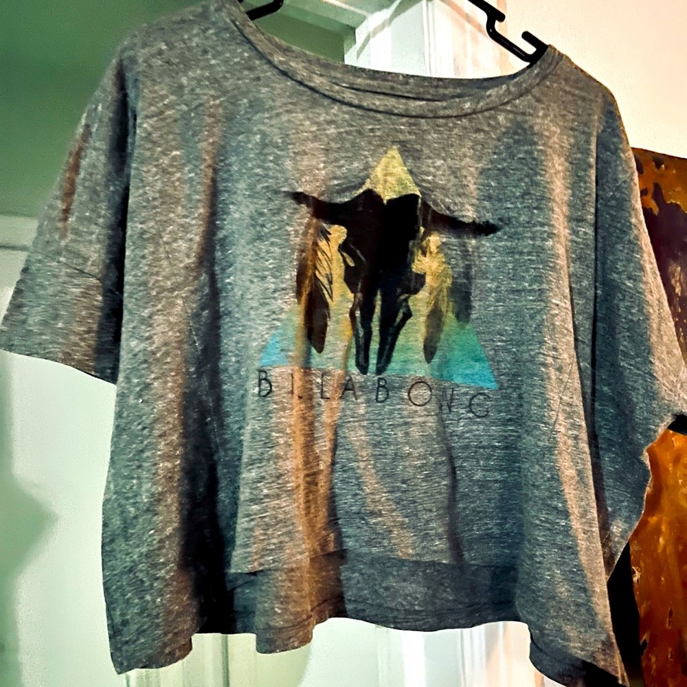 Ladies Billabong Crop Top Grey Tee With Cow Skull Size Medium Like New